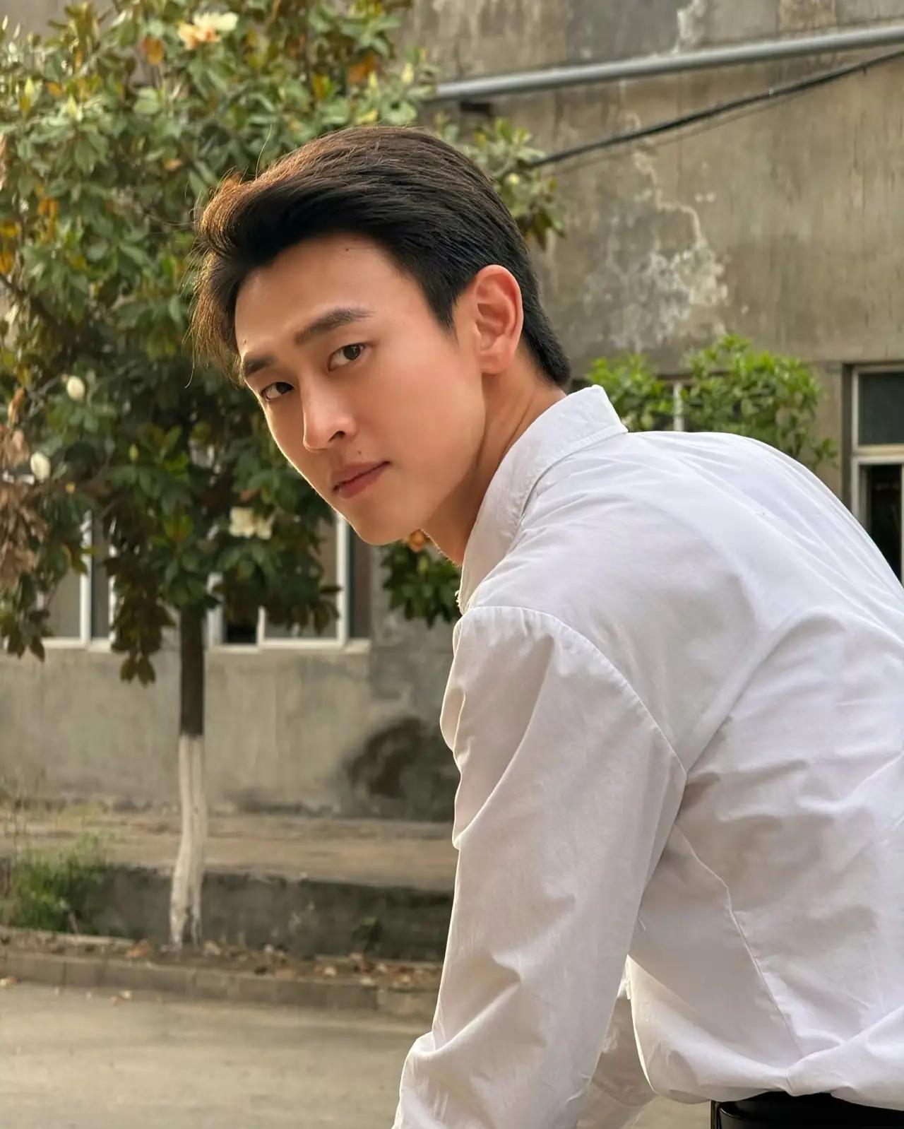 王天辰这张脸，真不是随便扫一眼能看透的。远看是冷的，像结了层薄冰的湖面，眼