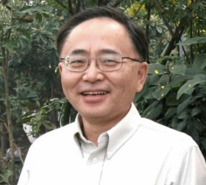 烈士江姐的儿子彭云在美国定居，中国记者问他为什么不肯回国？他却十分现实，也特别无