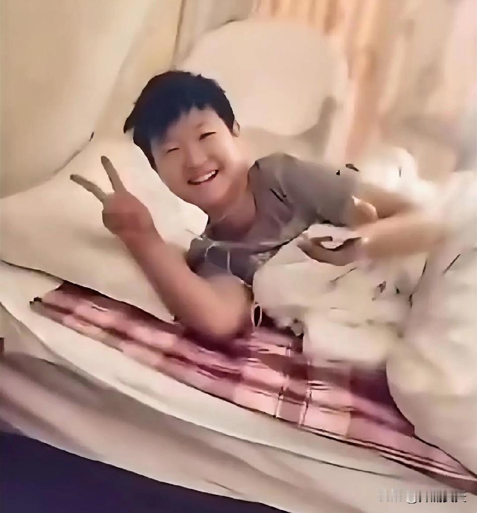 孙颖莎又一个小“秘密”被解锁。原来孙颖莎夏天睡蚊帐。不是宾馆，不是体育局宿舍，