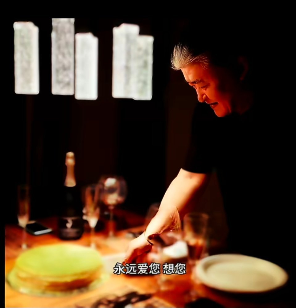 刘欢不请保姆却办八十多人的家宴网友考古刘欢的六一师徒家宴。家中不聘请保姆，夫妻二