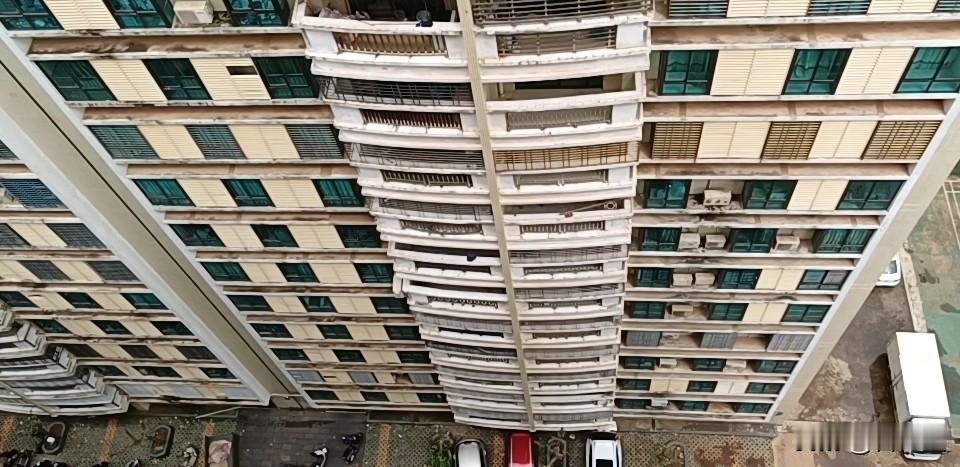 我们小区08年交的房，我们住都快17年，无意间发现，整栋楼竟然还有三家从未装修，