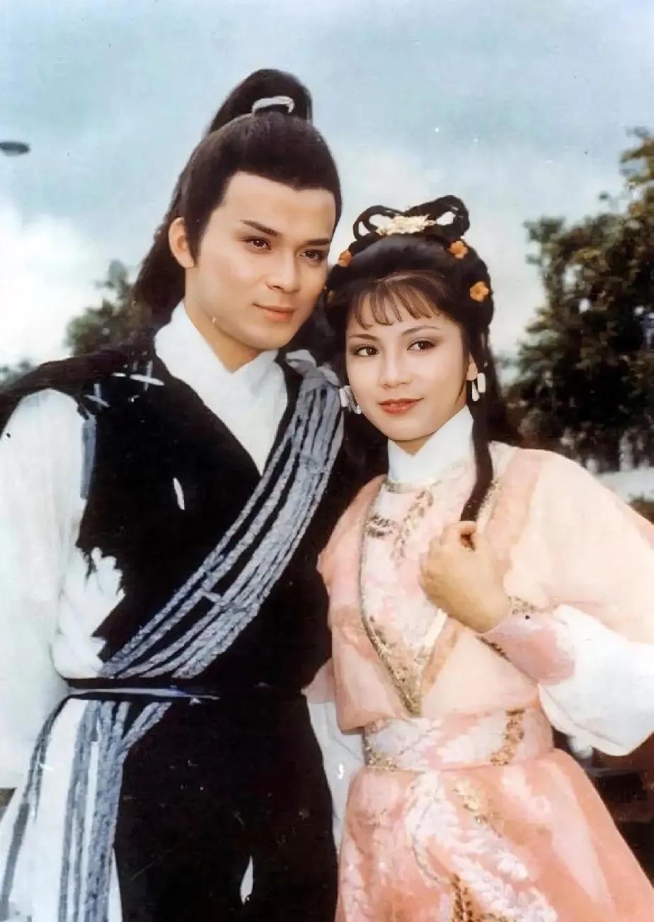 金庸你爬起来看看，说句公道话。[笑着哭]翁美玲去世40周年，肖战版郭靖和黄蓉