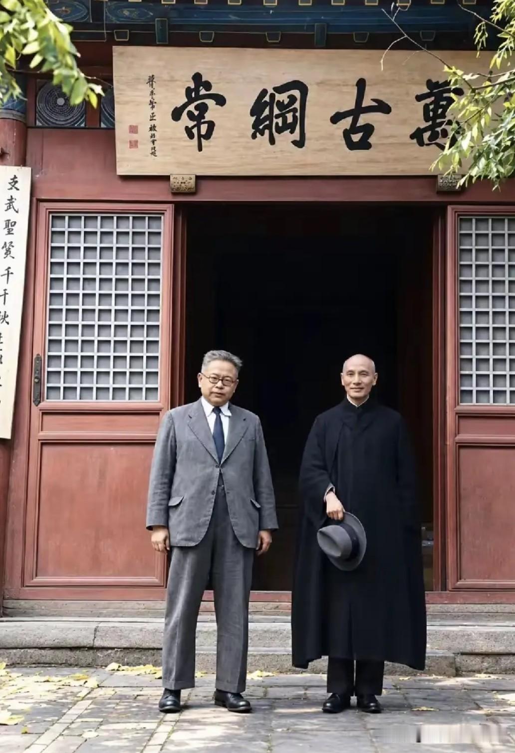 1946年，北平文天祥祠，史学大家傅斯年在北平文天祥祠，陪同蒋介石游览一张十分罕