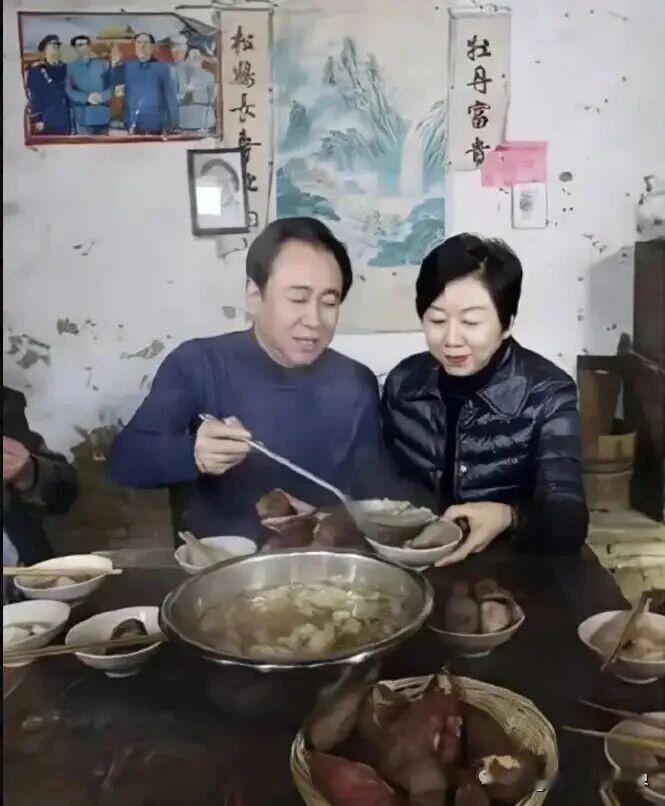 一张来自2018年的老照片，在许家印的老家，那时候他如日中天，锦衣回乡忆苦思