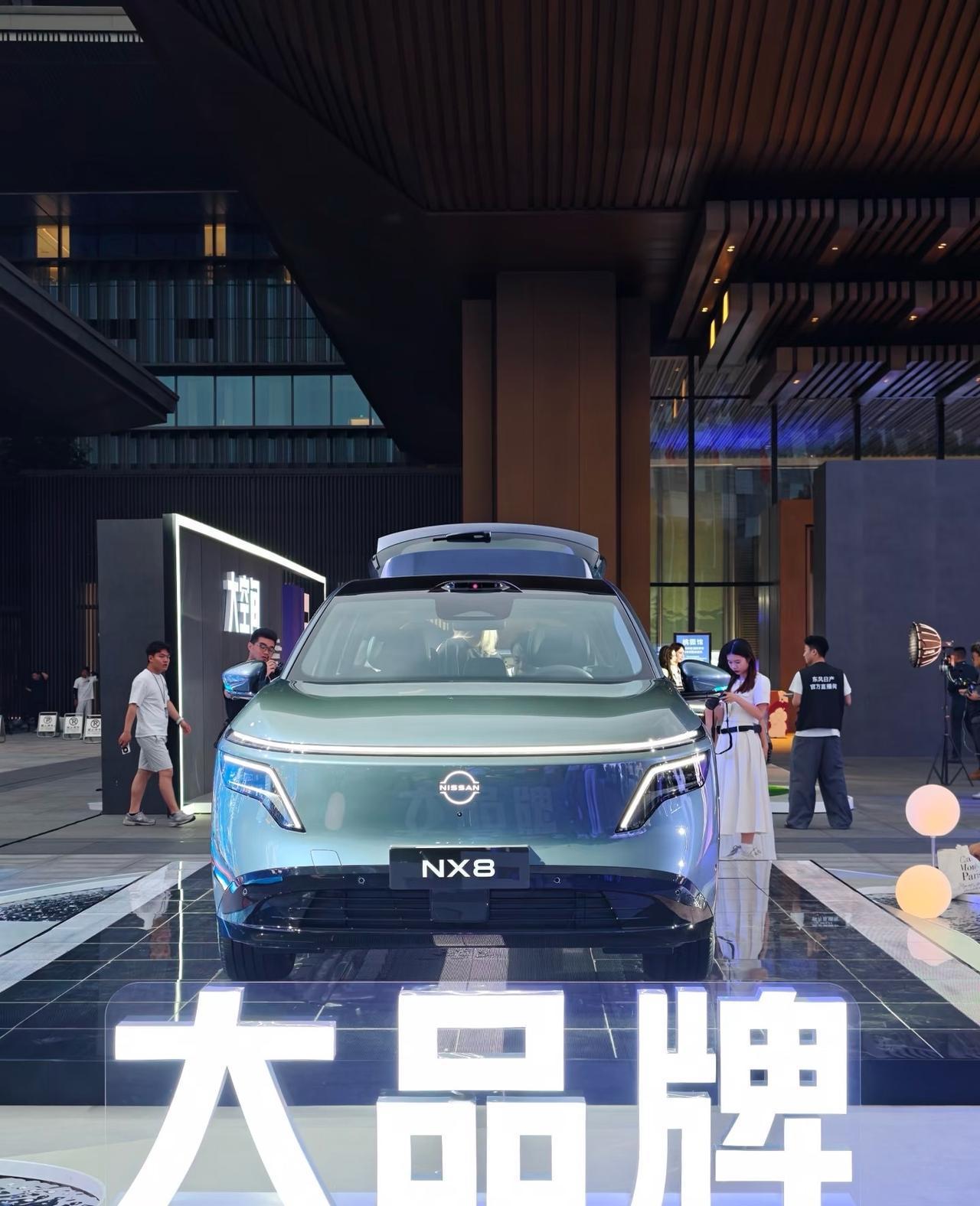 东风日产NX8真车比图片带感！外观最吸睛的是那个格栅，灯光一亮超有科技感。坐