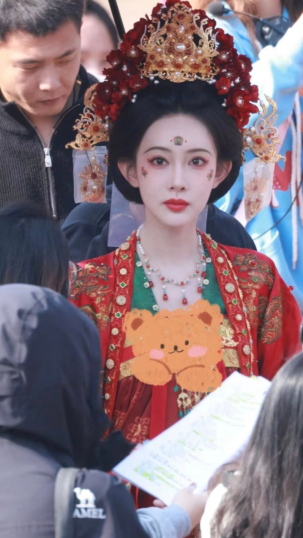 孟子义这身婚服路透杀疯了！重工细节拉满，五官精致到让人移不开眼