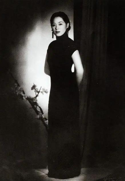 1935年，一妓女恳求37岁张伯驹：“带我走吧！我还是清白之身！”张伯驹递给老鸨