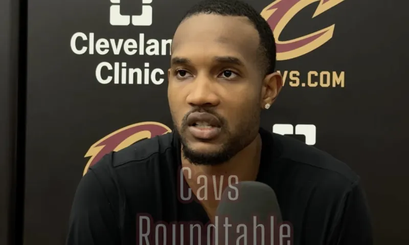 NBA季后赛首轮，骑士将对阵猛龙。骑士球员埃文-莫布利接受了记者采访，谈到了