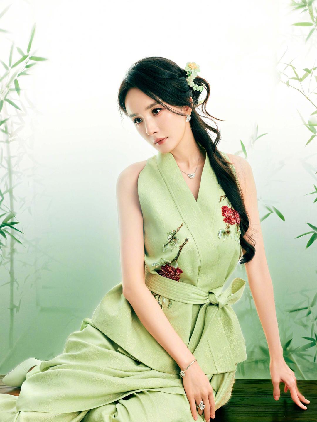 杨幂，竹影摇曳春意浓，绿衣佳人温婉如画。花间笑靥藏温柔，一眼万年醉春风[送自己一