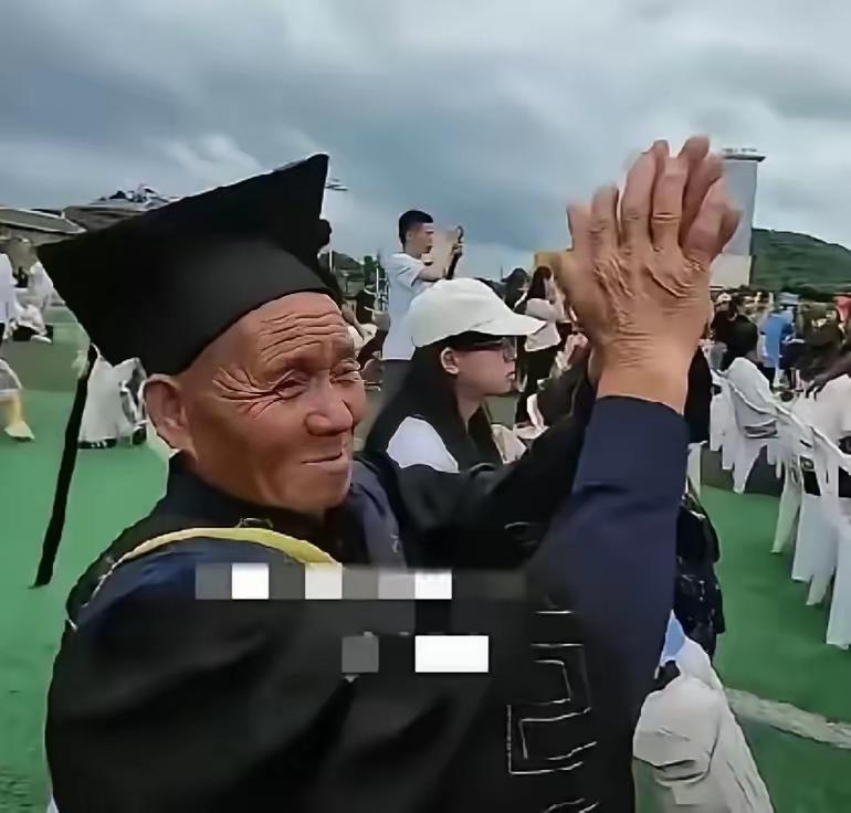 70岁老农“被骗”进省城，儿子给他披上学士服那一刻，全网泪崩：这才是读书的意义