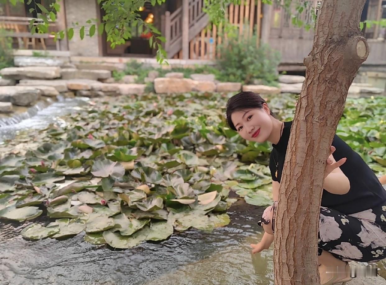 女生怎样拍照，才能拍的好看一点水榭楼台映碧波，美人倚栏赏芳姿。