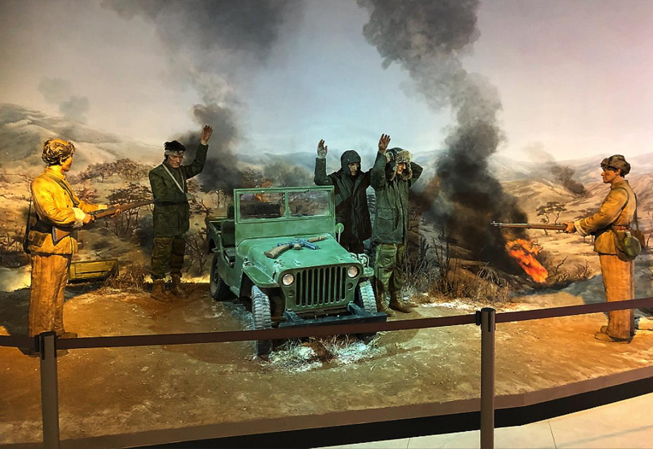 1951年11月,志愿军汽车兵运送高粱米的时候，误闯入美军营地。他急抢车脱身，刚