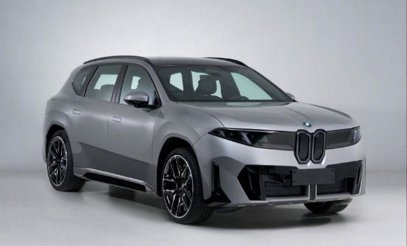 真搞不懂国产宝马iX3这波设计理念到底图啥！特意把大灯和进气格栅做成全熏黑样式，