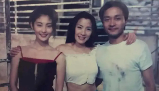 1995年，香港。上世纪，港星的旧照，左边的是谁呢？应该没人知道吧！​​​