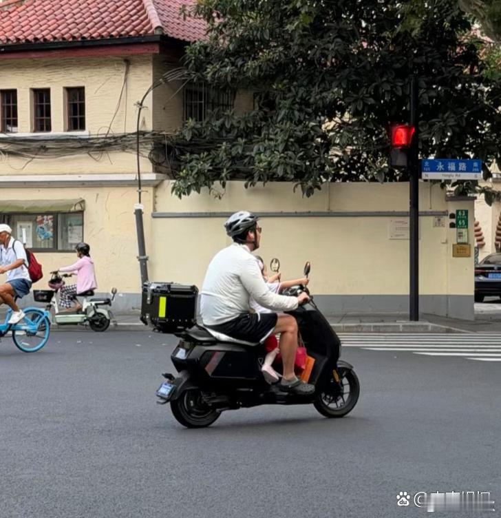 40岁金世佳和女儿在上海街头被偶遇，父女俩好温馨​​​