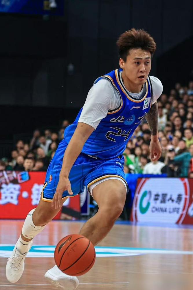 有一说一，今日赵睿和齐麟根本不在一个级别！！刚才看完北京队89-85险胜新疆