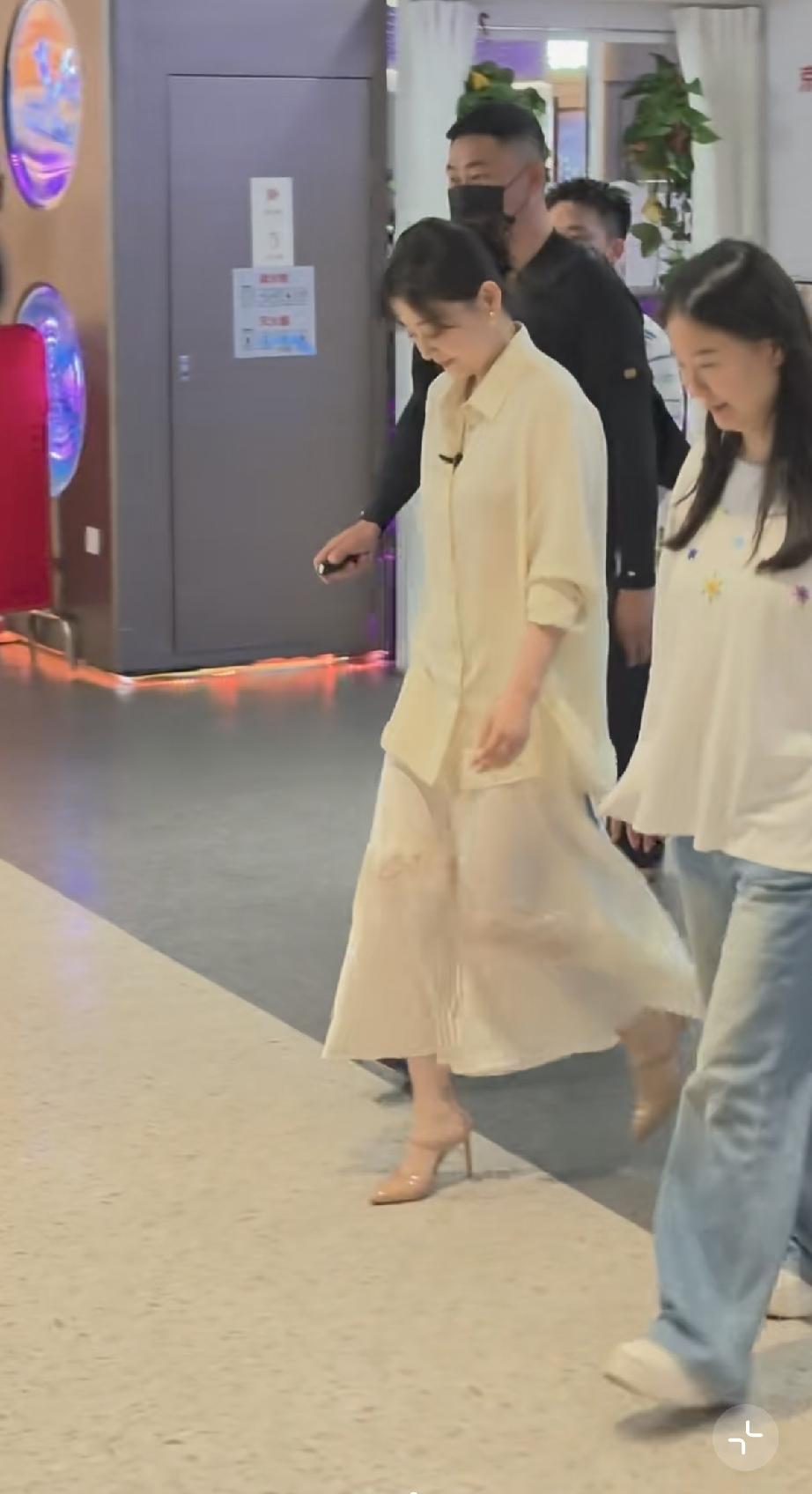 6月9日，梅婷现身北京参加京东mall的线下活动，路人镜头下眼袋好重，还有黑眼圈