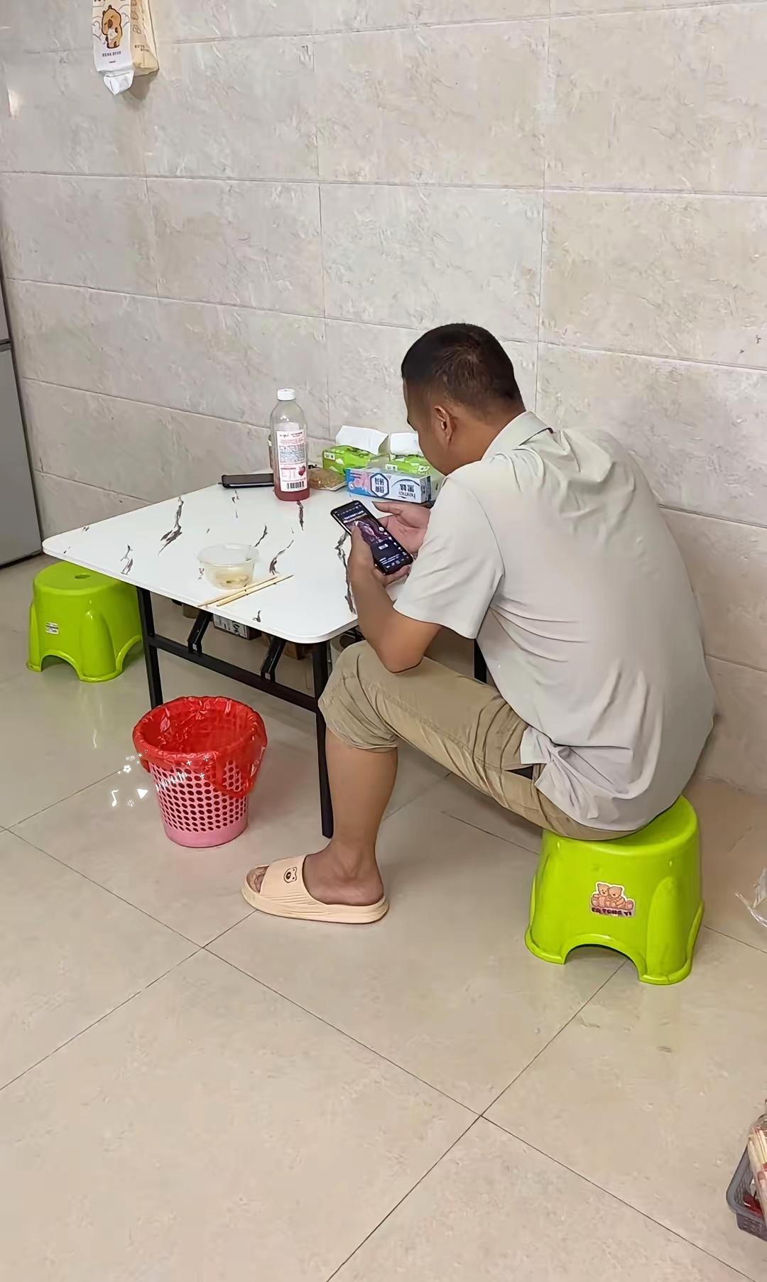 “别再骂那些失业的男人了！昨天我老公跟我说的一句话，让我心疼了一整晚。​​他说