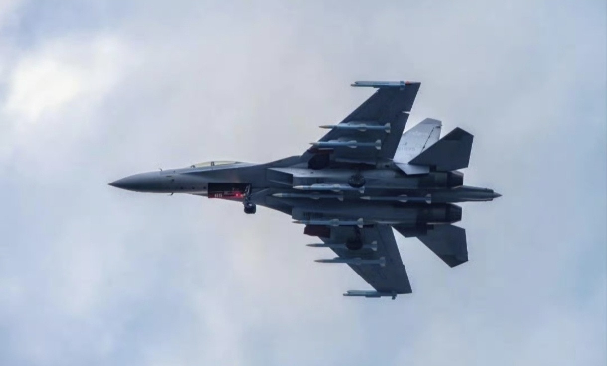 一次挂载10枚空空导弹，歼-16展示了一波空优“野兽模式”！虽然我军歼-16重型
