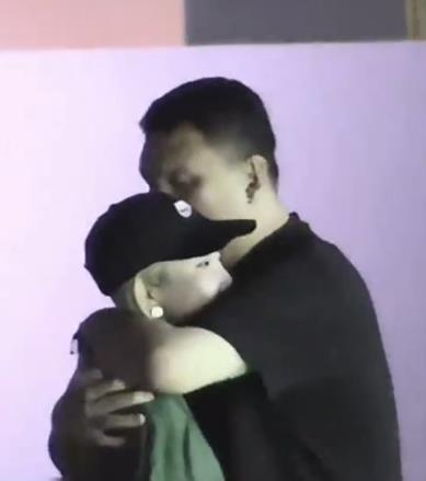 乃万称目前单身有网友拍到，车澈当街熊抱乃万，还贴耳说话。小姐姐全程零互动，双手