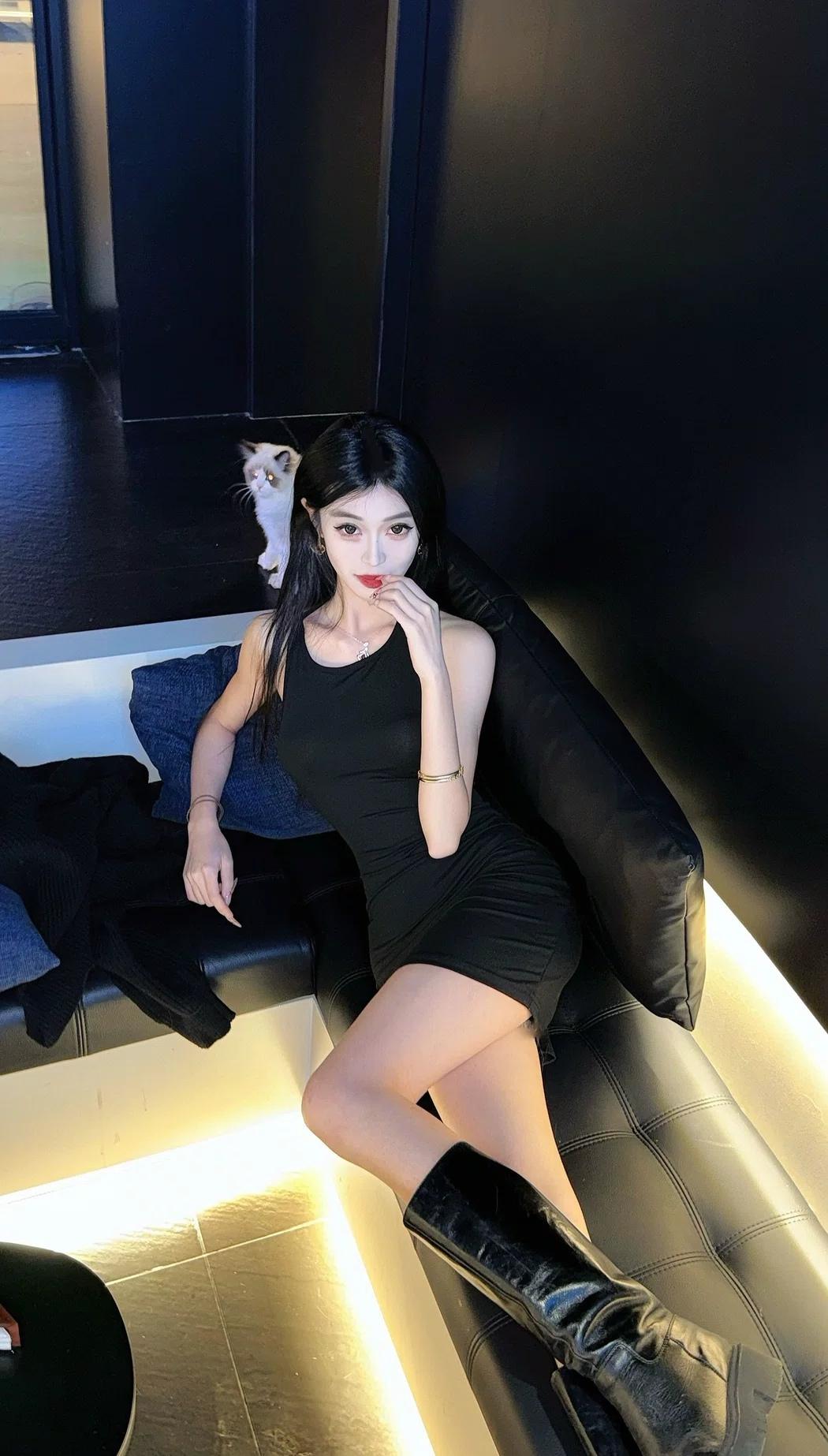优雅黑裙，猫儿相伴，静享时光