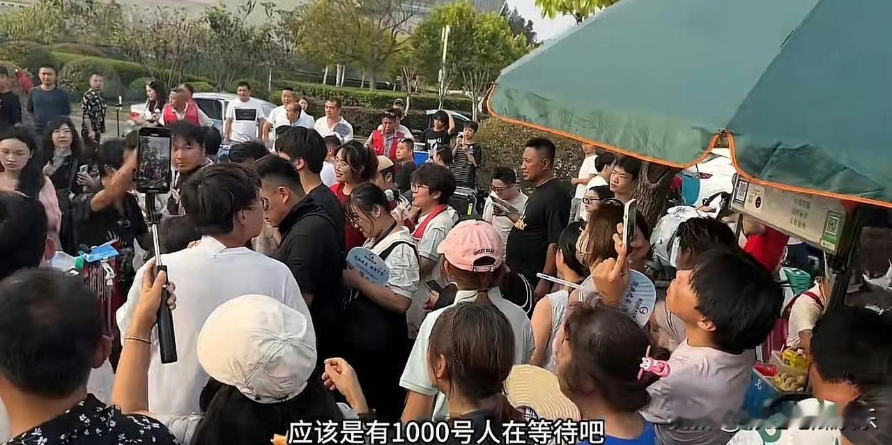 国庆节鸡排哥摊位前人山人海，根本看不到尽头，有1000+的人在排队，真的好夸张。