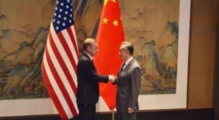 有记者采访一位新加坡华人，询问到“如果中美开战，你会支持谁”，这位新加坡人毫不犹