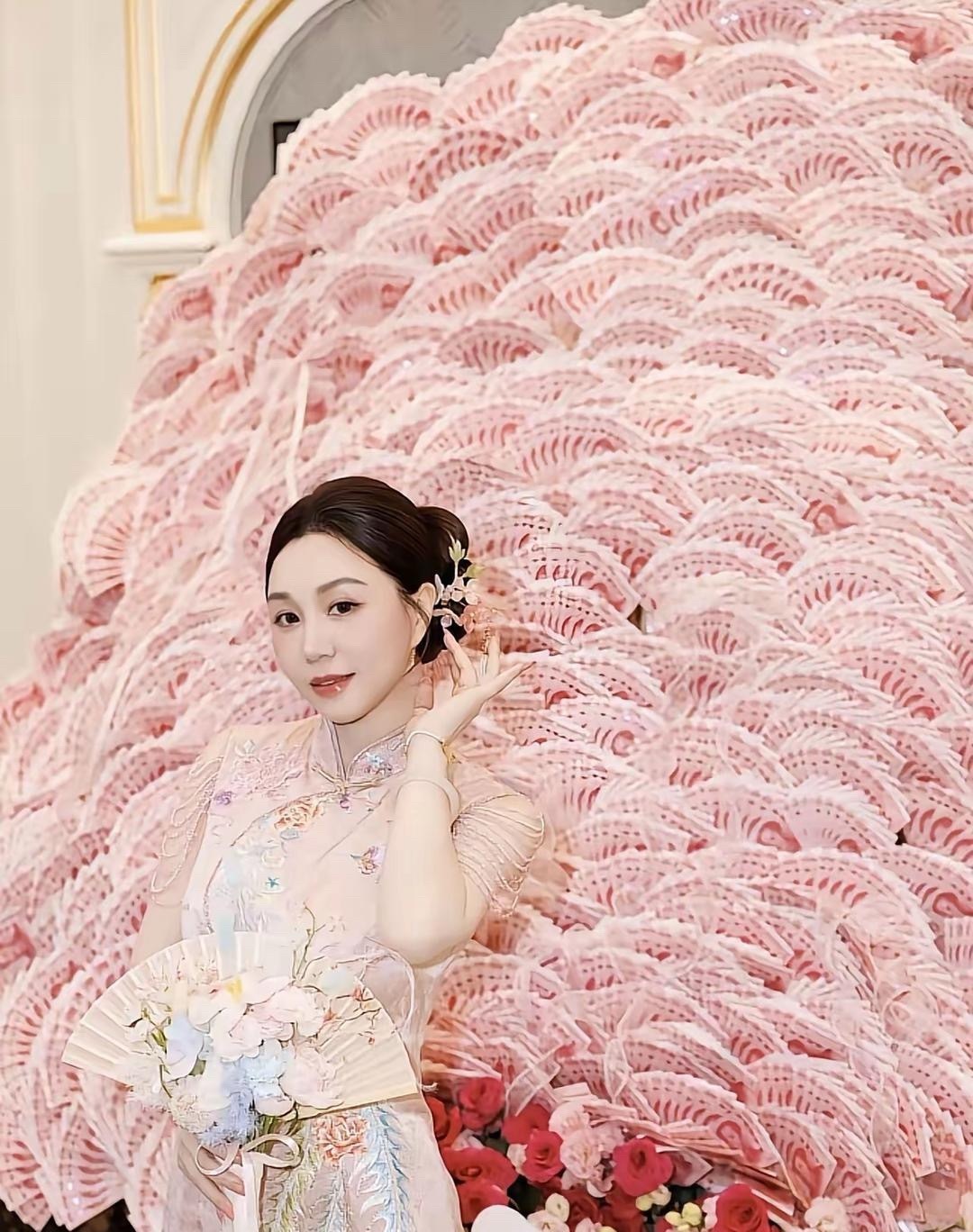 周大生老板娘晒出“钱”花束，开眼了。7月10日晚，周大生老板娘在社交平台爆火，她