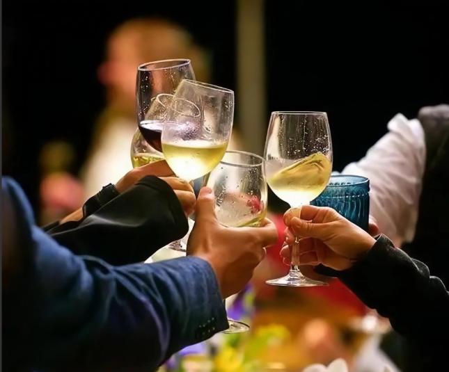 2024年，陕西宝鸡，一男子在儿子大喜之日邀请老同学来参加婚宴。没成想，老同学在