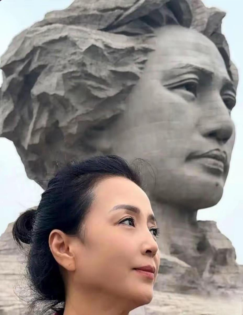 一张合影引发的向往，与伟人同框的魅力！家人们谁懂啊！这位美女直接成了大家羡慕的