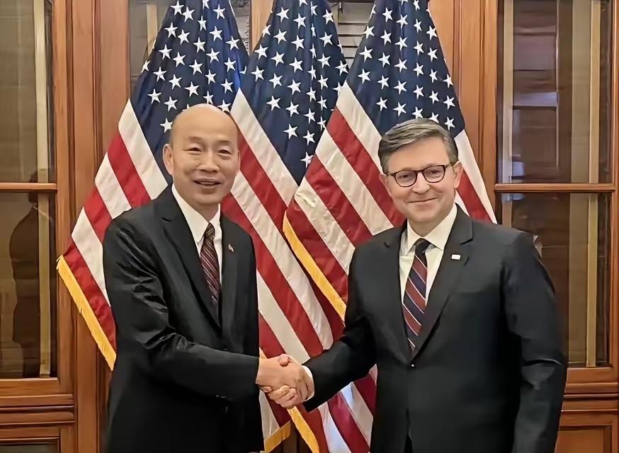 蔡英文见了佩洛西，丢了海峡中线；韩国瑜这回跑去美国，跟美国众议长约翰逊坐一块