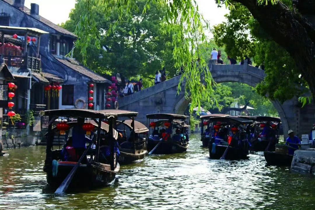 西塘古镇，“春秋的水，唐宋的镇，明清的建筑，现代的人”；远眺水乡，白墙墨顶，舟影