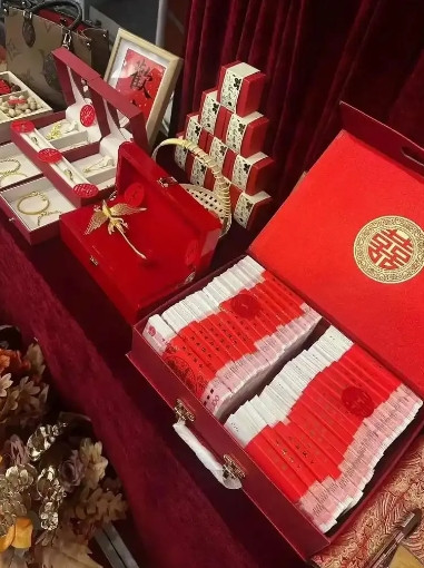 男人到底喜欢儿子还是女儿？如果只生一个，男人会选择儿子。如果可以生两个，男