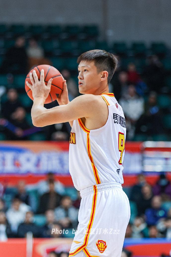 昨天看到周鹏依然出现在赛场上，几乎泪崩！广东队与他同时代的易建联早已经退役，朱芳