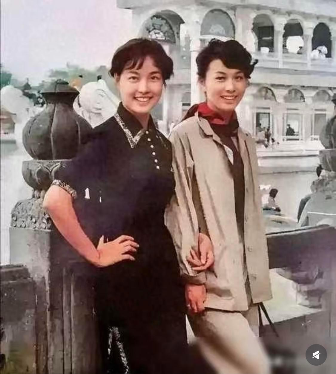 看这一眼真能让人起鸡皮疙瘩！79岁的栗原小卷和68岁的刘晓庆站在一起，这就叫“世