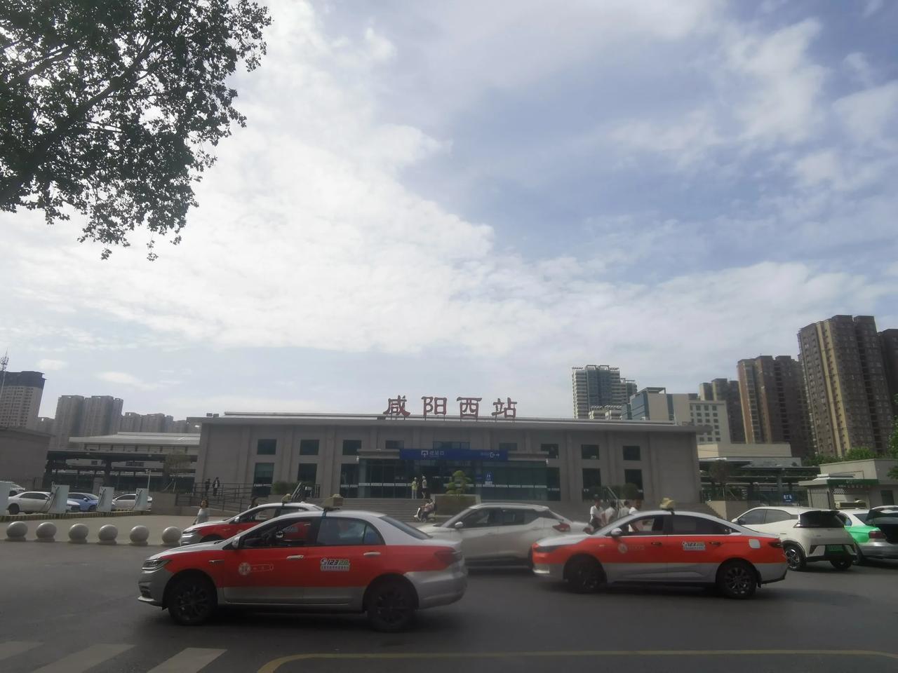 这是咸阳西站，一座高铁和普通列车车站，分为南北两广场，由原来的秦都高铁站和火车西
