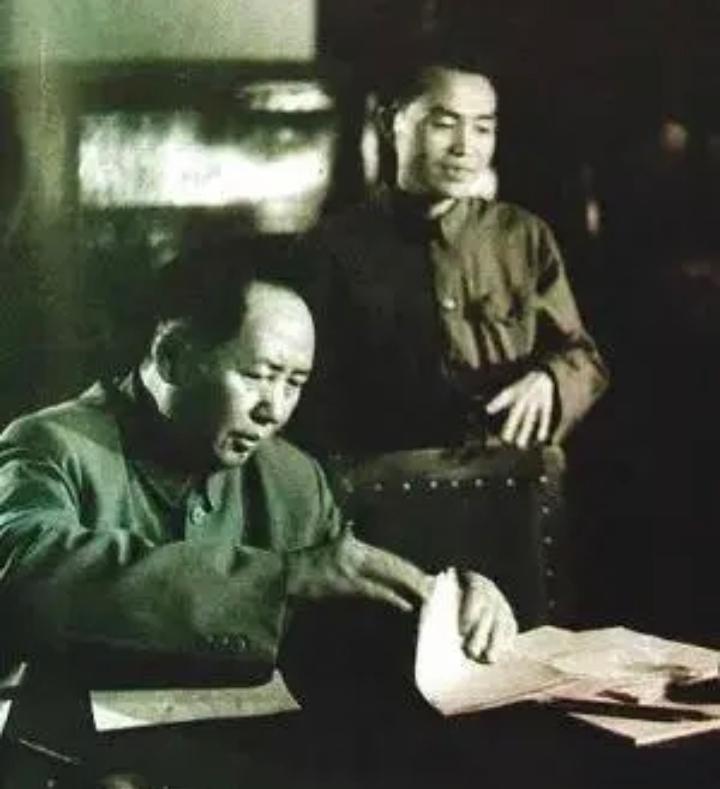 胡乔木回忆，毛主席曾经和他谈起长征途中惊心动魄的苟坝往事，讲起那一夜贵州山区的大