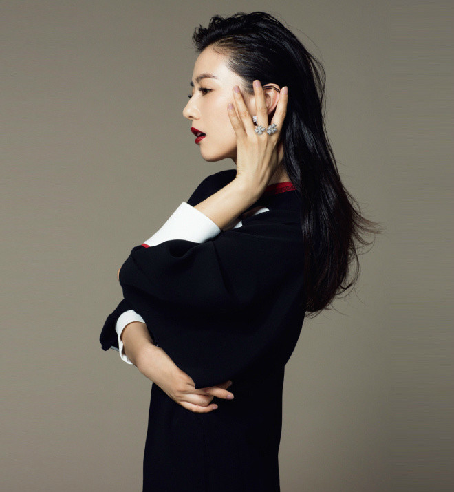 高圆圆她穿黑裙的样子太绝了，简约裙摆衬得气质从容又大气，眉眼间藏着岁月沉淀的温