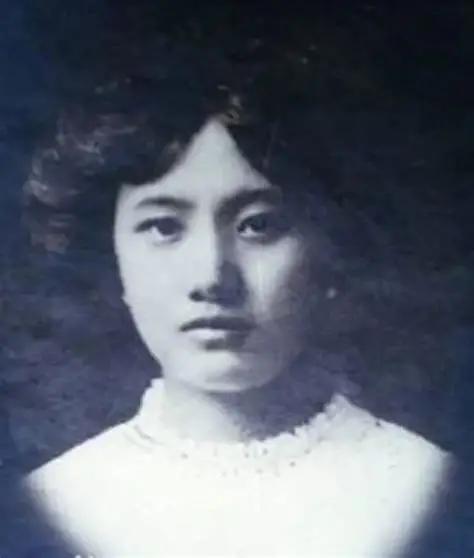1900年，上海一个黄包车夫家里，出生了一个女孩。她命里被说是赔钱货，一