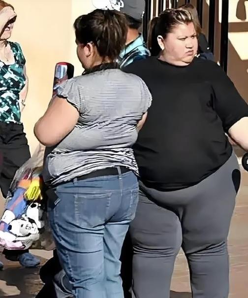 在美国，你要是看到一些体态肥胖，屁股大并且满身是肉的人，放心那大概率是穷人；而看