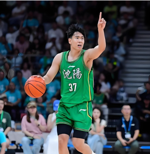 辽宁男篮休赛期变动极大，有张镇麟的交易，还有赵率舟、刘雁宇等球员的调整。不过，球