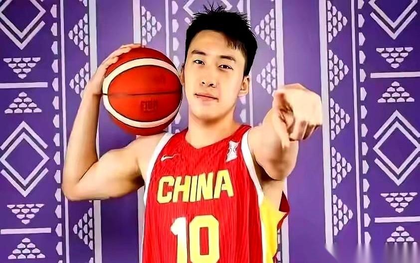 “中国男篮未来最好的大前锋”，王俊杰。世预赛，对阵日本，他首发出场。哨声刺耳，