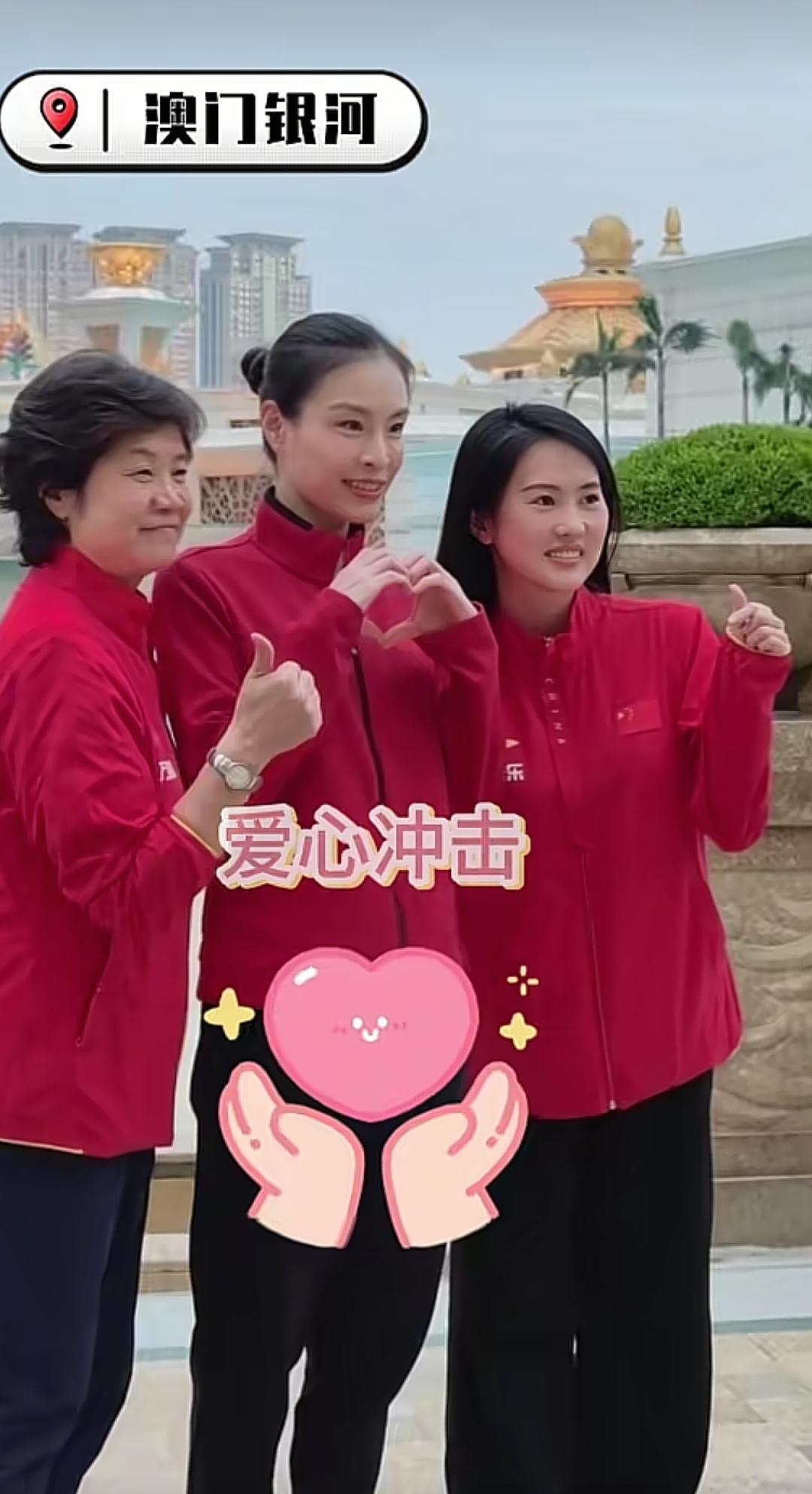 12月11日，国家跳水队运动员们和教练来到澳门，参加了户外拍照活动，给澳门增添了