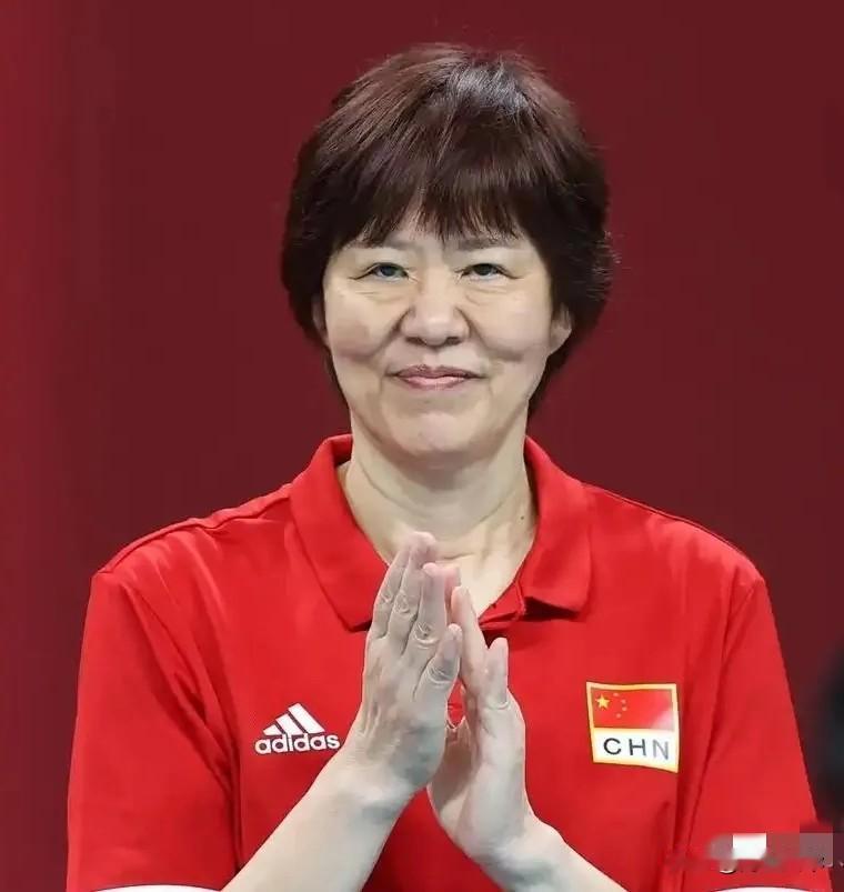 郎平，冲上热搜！9月12号，已经退休5年，也许久没见的郎平，罕见冲上热搜，不是