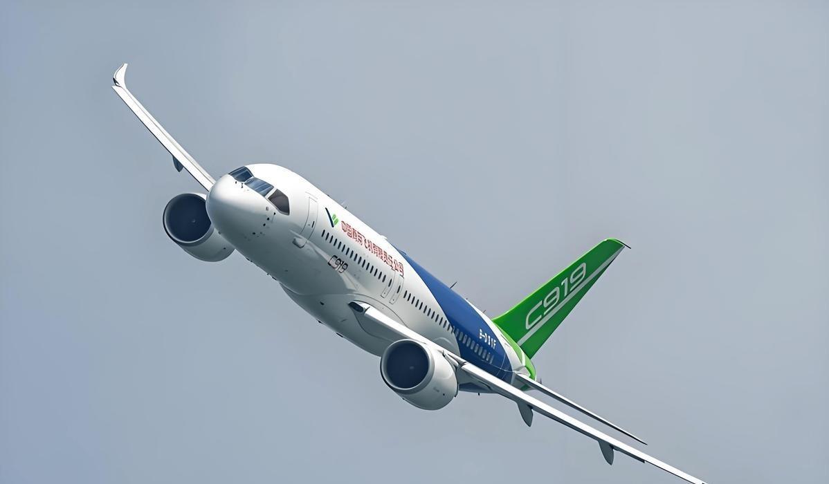 欧美这次是真急眼了！一边派试飞员在上海把C919摸了个遍，一边又公开泼冷水说认证