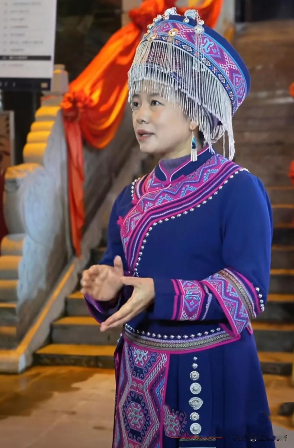 这个身穿民族服饰的美女，就是火爆全网的湖北省宣恩县文旅局局长王菊芳，1981年3