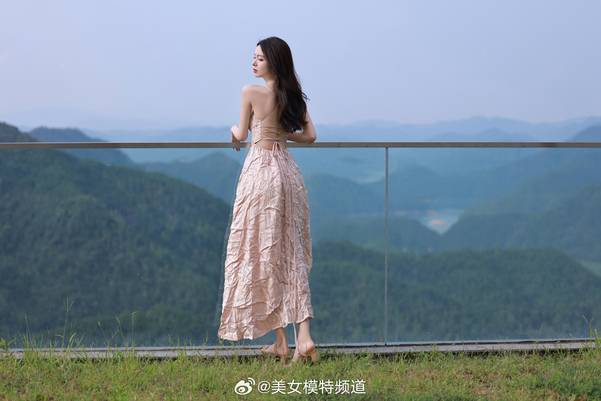 陈瑶全新写真大片优雅明艳的姿态