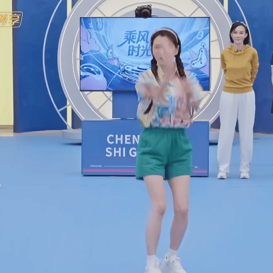 徐洁儿上一秒妈咪下一秒女鹅 好爱徐洁儿的反差感！戴无框眼镜是清冷知性大女主，梳双