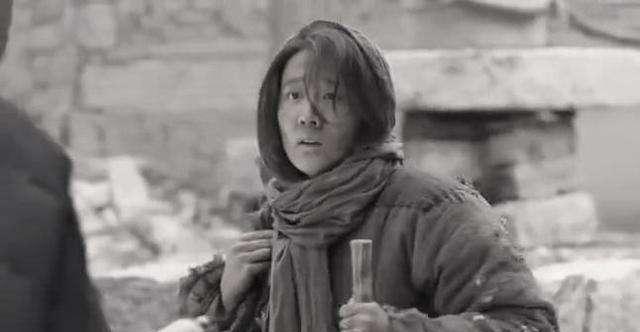 1949年，一个满身破烂的女乞讨者，在湖南解放军驻扎地门前逗留许久，并且女乞讨者