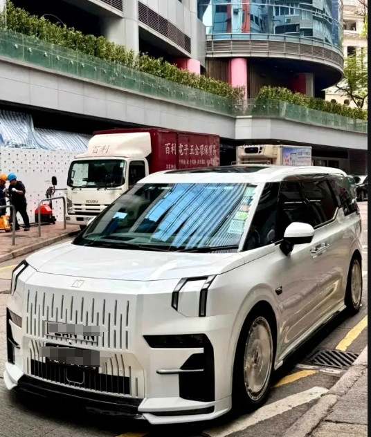 极氪汽车现在已经是高档车了，极氪009已经是富人的标配了，阿尔法已经被抛弃了。